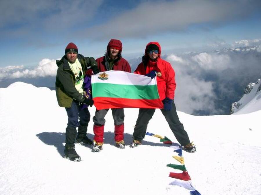Алпинисти покориха Монблан и отбелязаха 50-годишнината от създаването на Алпийски клуб "Трапезица 1957" - Велико Търново