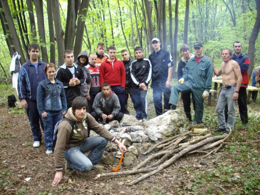 Ученическият клуб по туризъм „Здравец“ при ПГСАГ „А. С. Попов“ участва във възстановяването на кътове за отдих по екомаршрути в региона