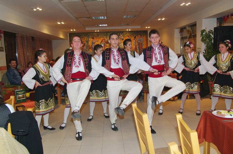 Коледен благотворителен бал