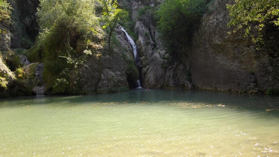 С волна туристическа песен край Хотнишкия водопад