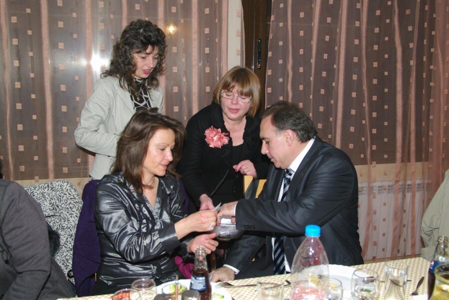 Коледен благотворителен бал