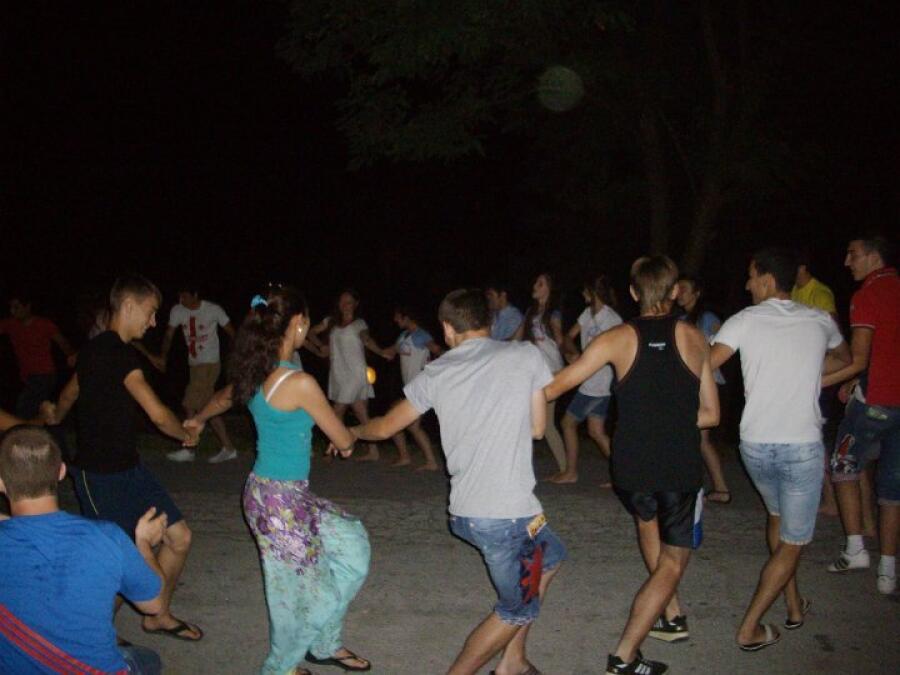 Участници на ХV Международен фолклорен фестивал гостуваха в комплекс „Момина крепост“