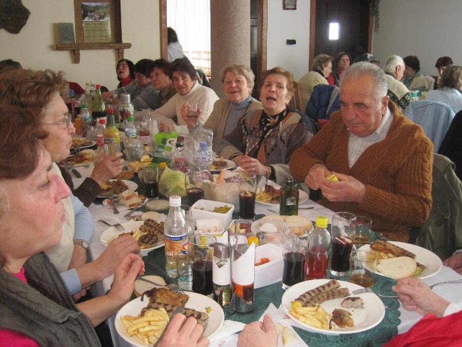 Туристи ветерани на хижа „Бачо Киро“