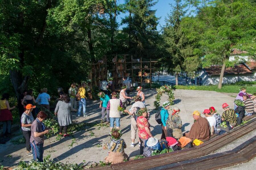 Еньовденско опушване с билки бе демонстрирано на Ксилифор