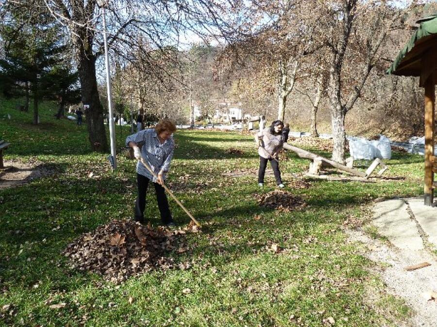 Есенно почистване на пътеките в парк Ксилифор
