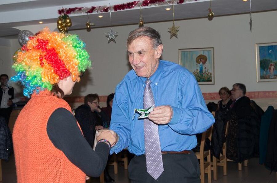 Коледен благотворителен бал