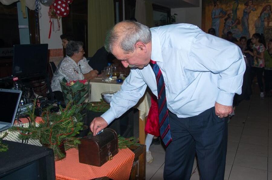 Коледен благотворителен бал