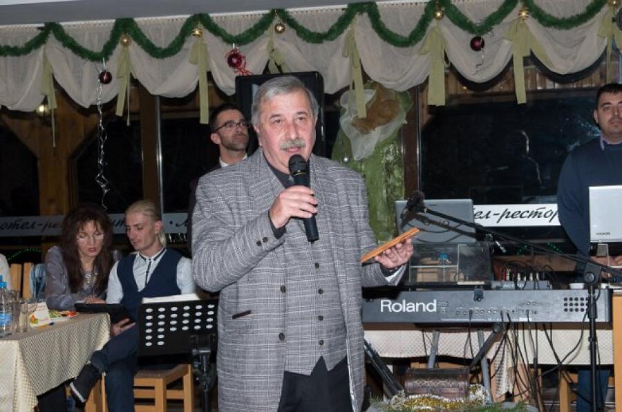 Коледен благотворителен бал