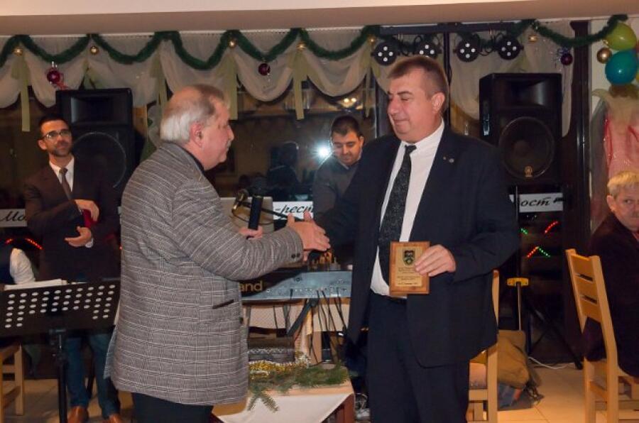 Коледен благотворителен бал