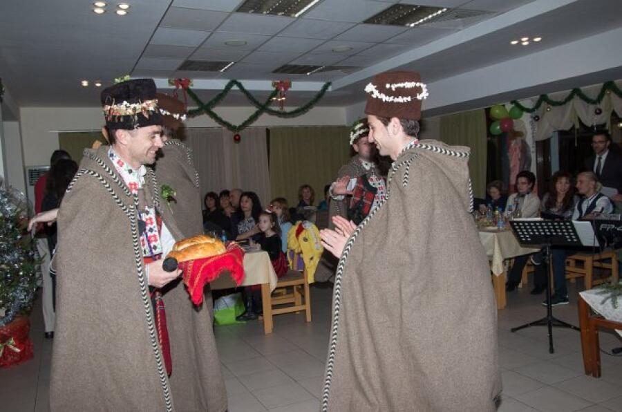 Коледен благотворителен бал