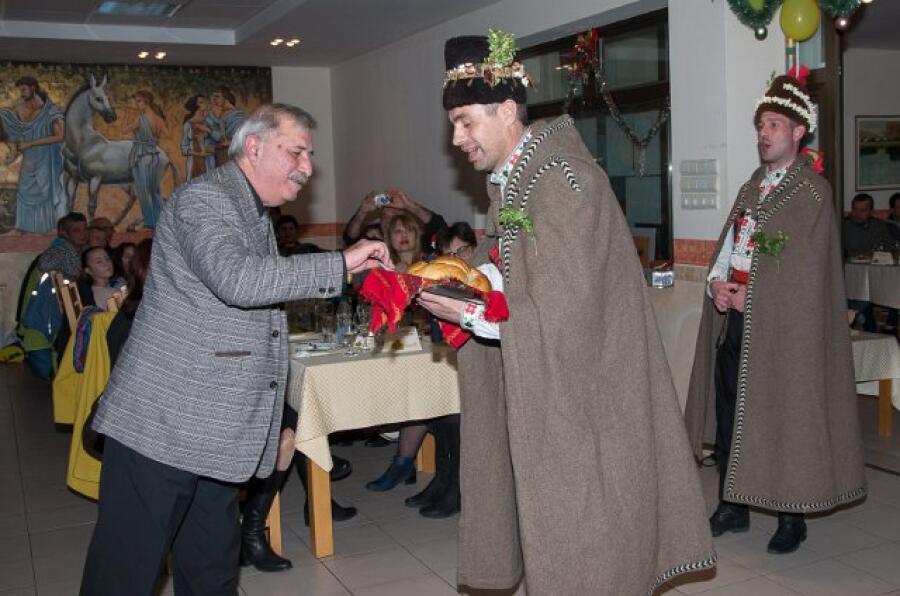 Коледен благотворителен бал