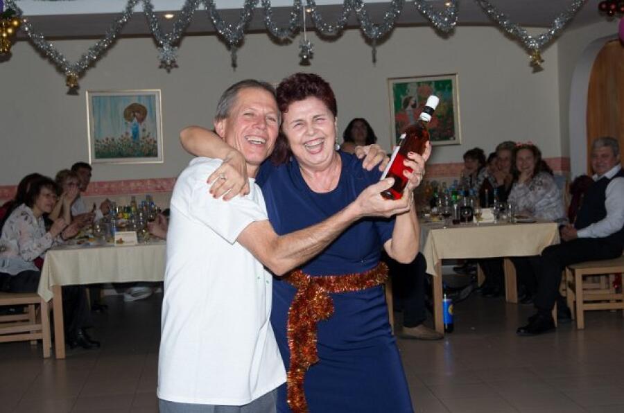 Коледен благотворителен бал