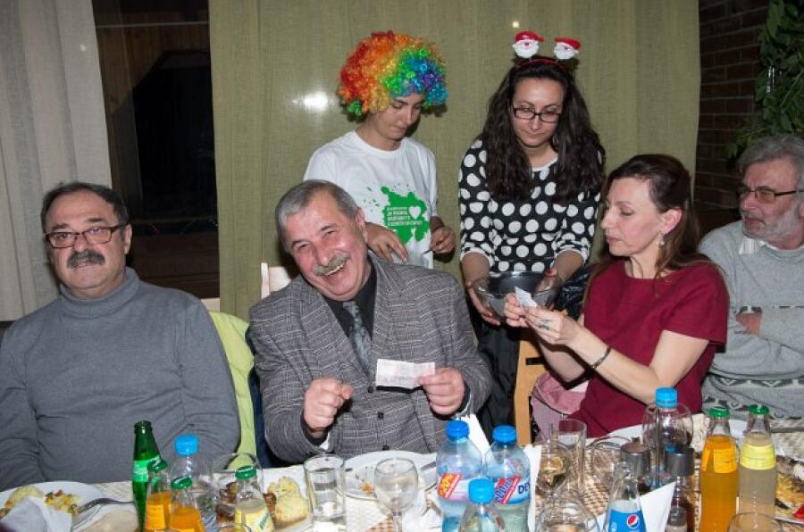 Коледен благотворителен бал