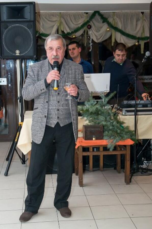 Коледен благотворителен бал