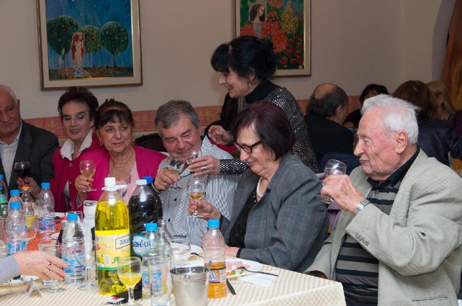 Коледен благотворителен бал