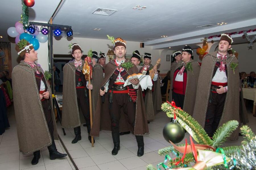 Коледен благотворителен бал