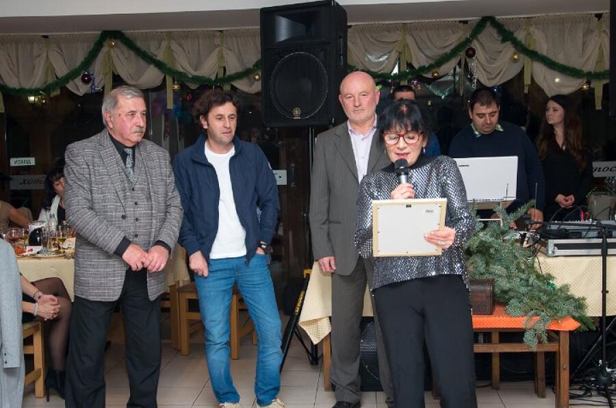 Коледен благотворителен бал