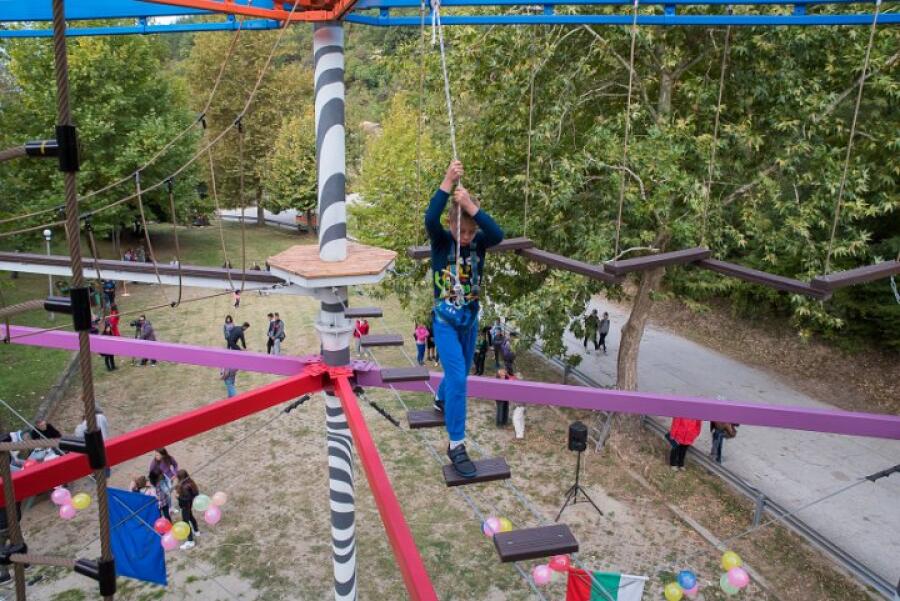 В парк Ксилифор откриха уникалния атракцион – въжена градина "Роуптопиа"