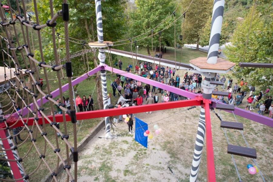 В парк Ксилифор откриха уникалния атракцион – въжена градина "Роуптопиа"
