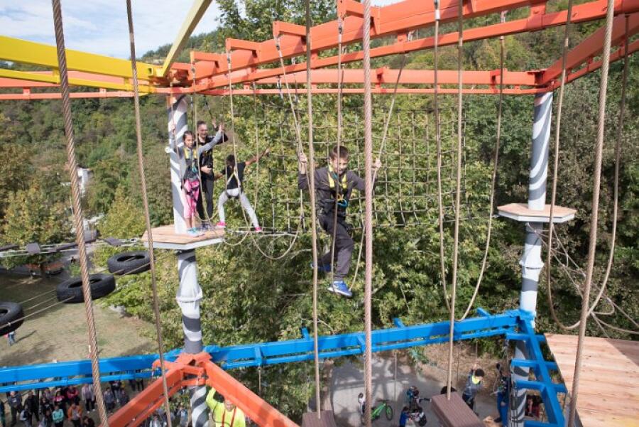 В парк Ксилифор откриха уникалния атракцион – въжена градина "Роуптопиа"