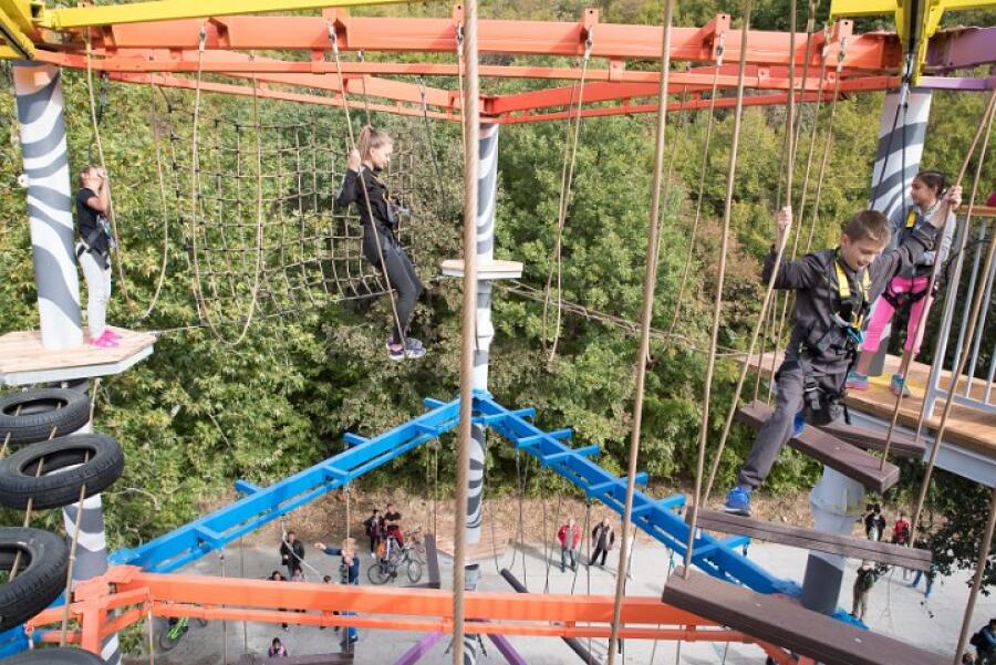 В парк Ксилифор откриха уникалния атракцион – въжена градина "Роуптопиа"
