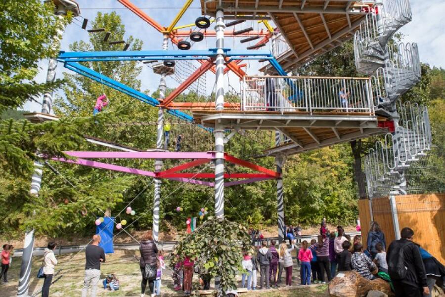 В парк Ксилифор откриха уникалния атракцион – въжена градина "Роуптопиа"