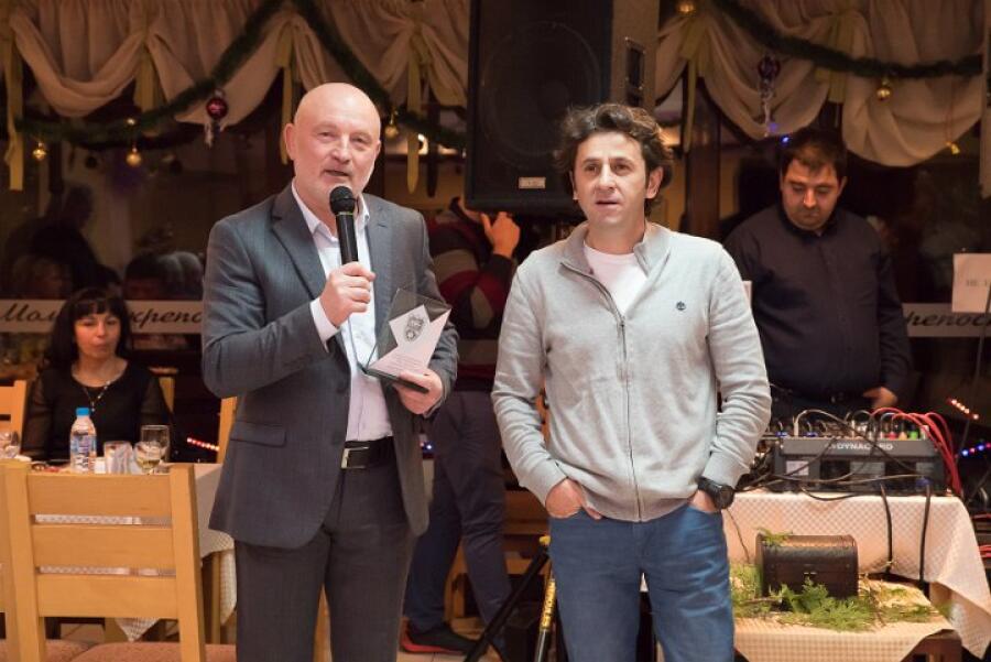 Коледен благотворителен бал