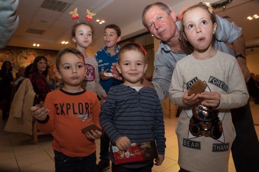 Коледен благотворителен бал