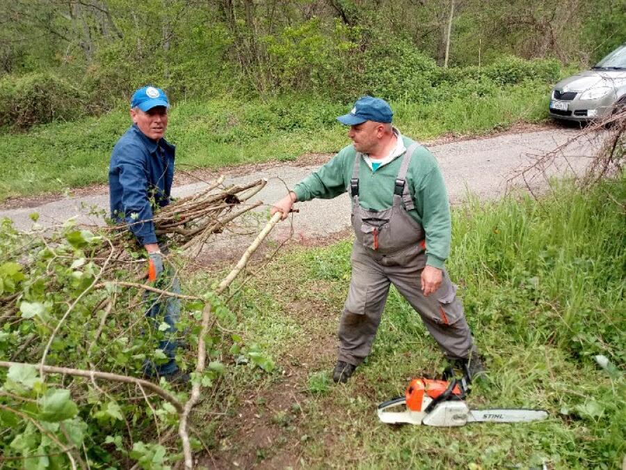 Доброволци от клуба по пешеходен туризъм се включиха в почистването на новия кът за отдих в местността Ксилифор