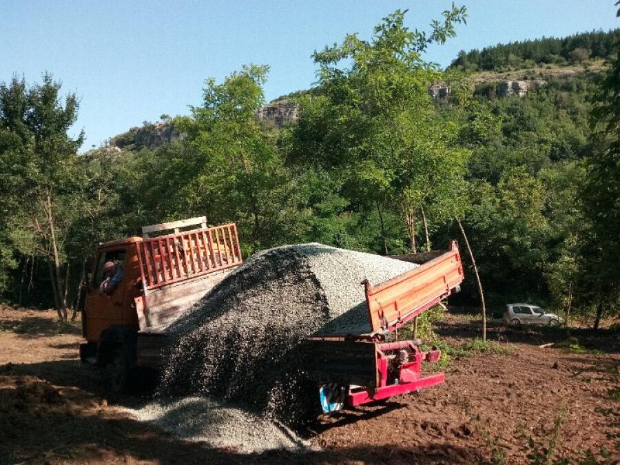 С доброволен труд се изгражда нов кът за отдих