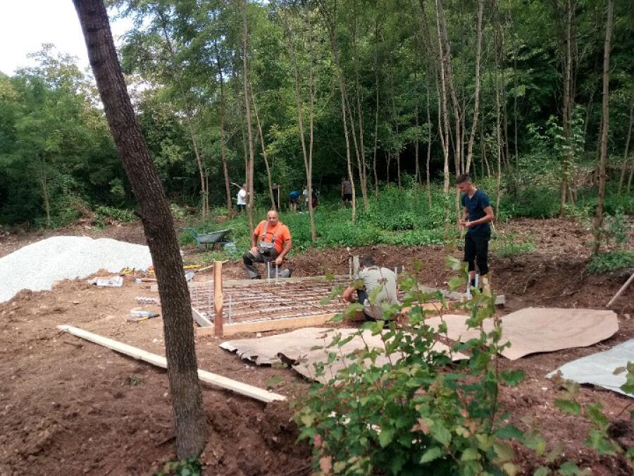 С доброволен труд се изгражда нов кът за отдих