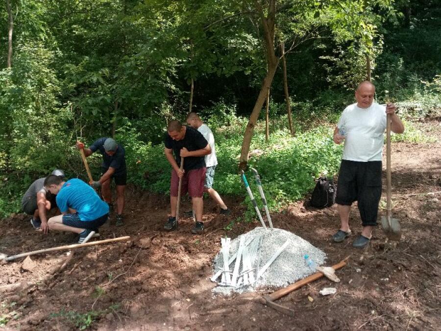 С доброволен труд се изгражда нов кът за отдих