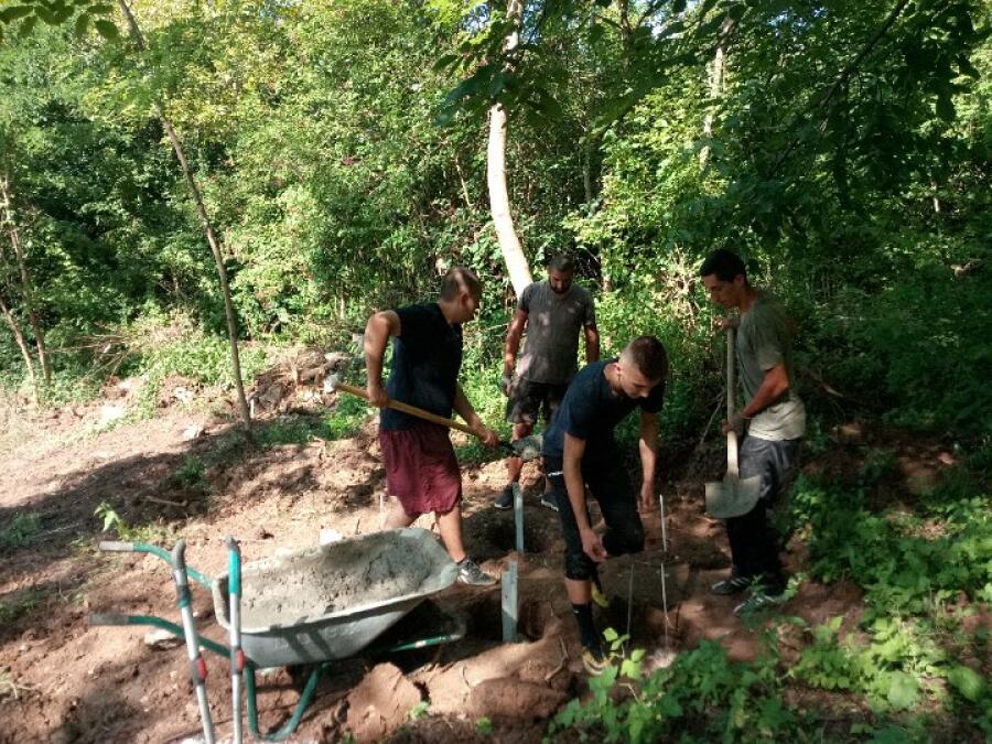 С доброволен труд се изгражда нов кът за отдих
