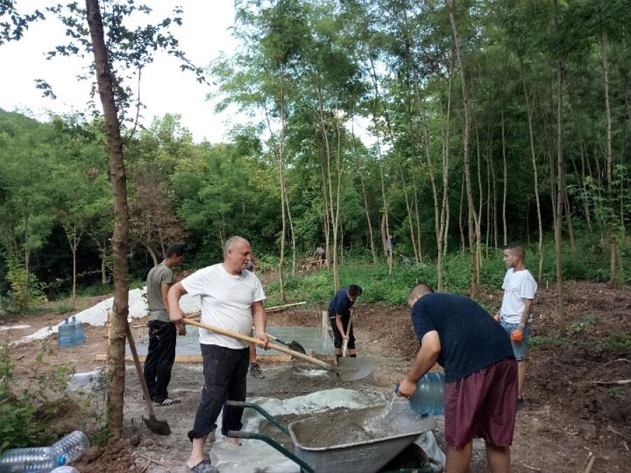 С доброволен труд се изгражда нов кът за отдих