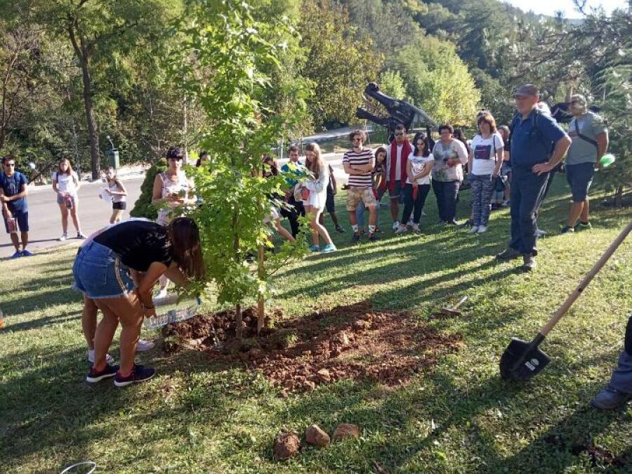 Ученици засаждаха дръвчета в парк Ксилифор по национален проект „Бъдещето на планетата“