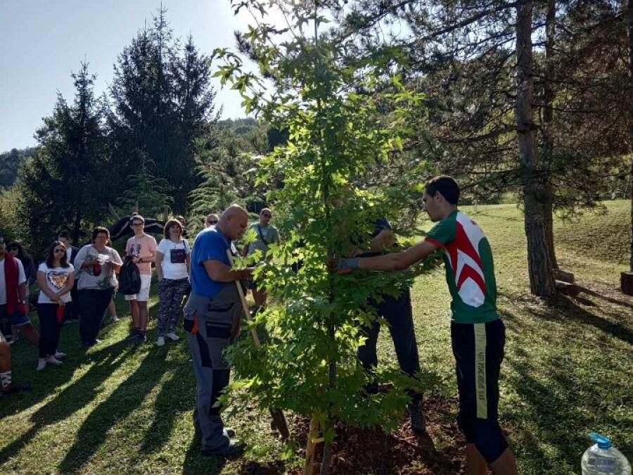Ученици засаждаха дръвчета в парк Ксилифор по национален проект „Бъдещето на планетата“