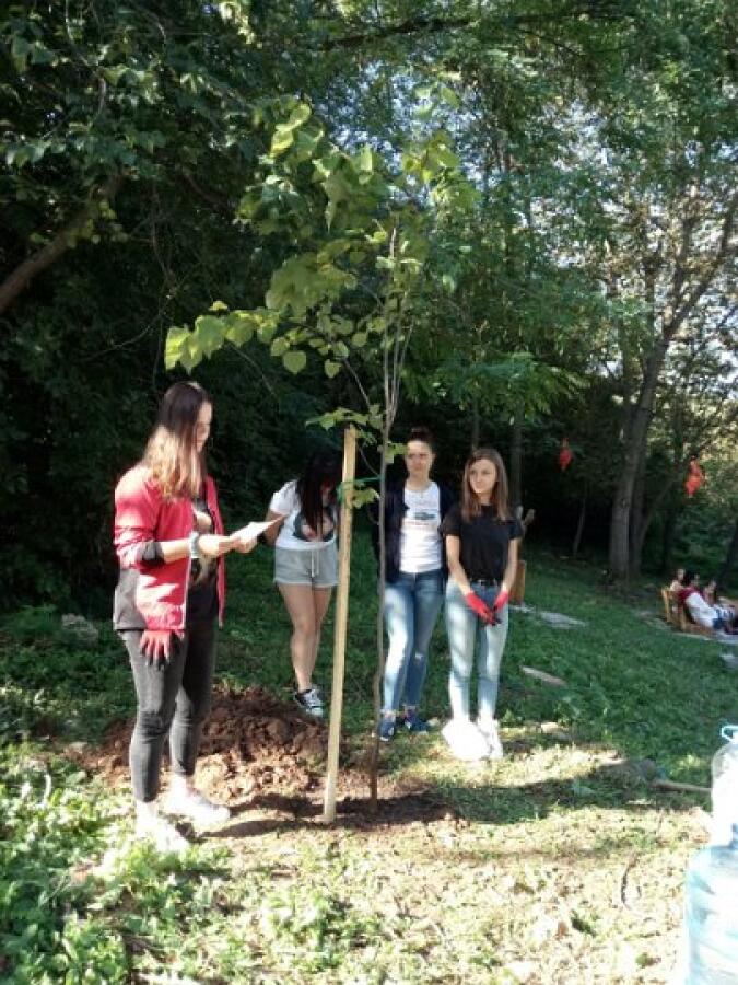 Ученици засаждаха дръвчета в парк Ксилифор по национален проект „Бъдещето на планетата“
