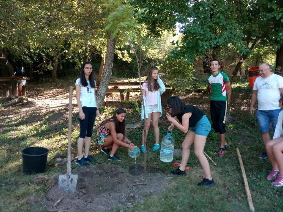 Ученици засаждаха дръвчета в парк Ксилифор по национален проект „Бъдещето на планетата“