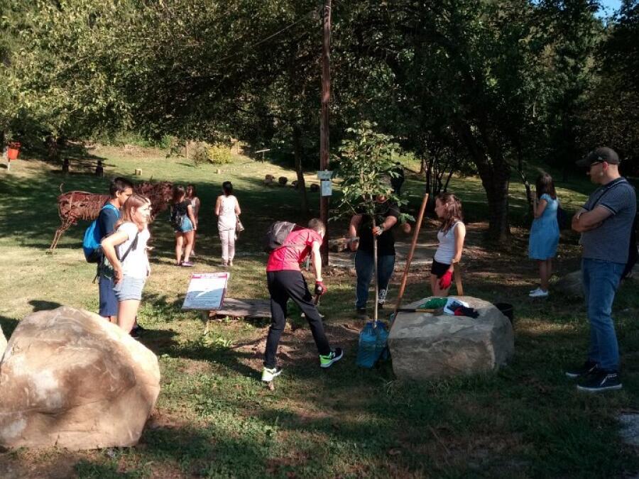 Ученици засаждаха дръвчета в парк Ксилифор по национален проект „Бъдещето на планетата“
