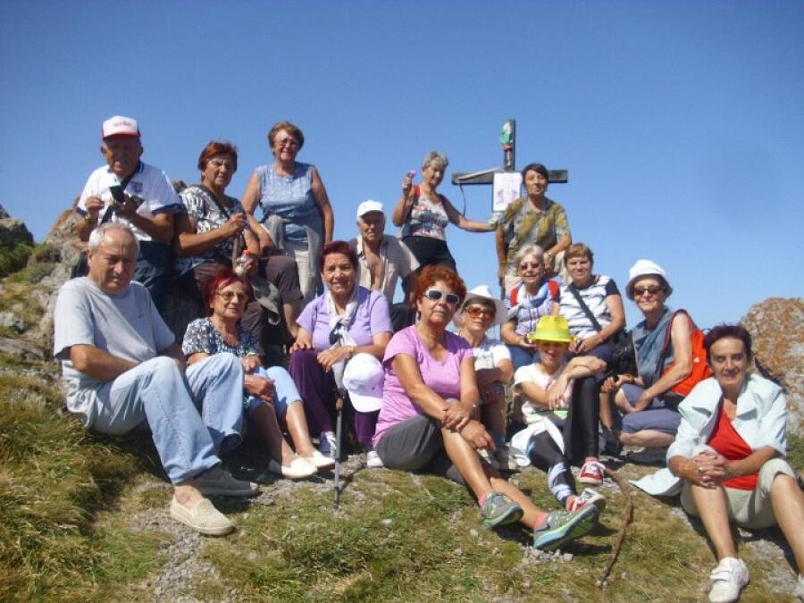 Планинарите от клуба на туристите ветерни отбелязаха Деня на туризма с изкачавания на връх Исполин