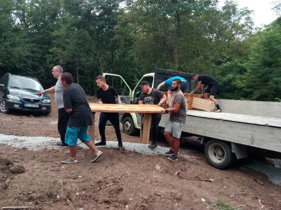 С доброволен труд бяха завършени новите кътове за отдих! Заповядайте!