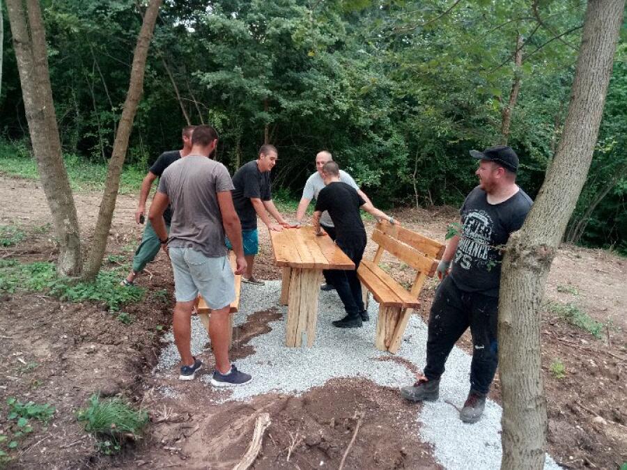 С доброволен труд бяха завършени новите кътове за отдих! Заповядайте!