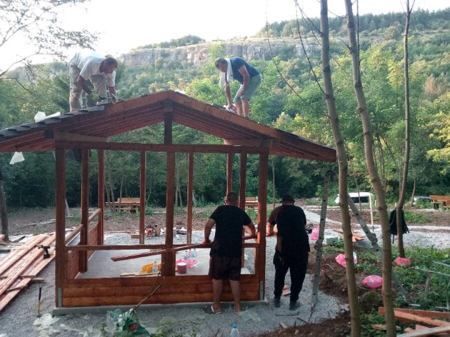 С доброволен труд бяха завършени новите кътове за отдих! Заповядайте!