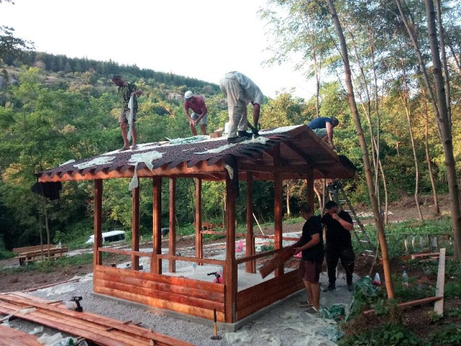 С доброволен труд бяха завършени новите кътове за отдих! Заповядайте!
