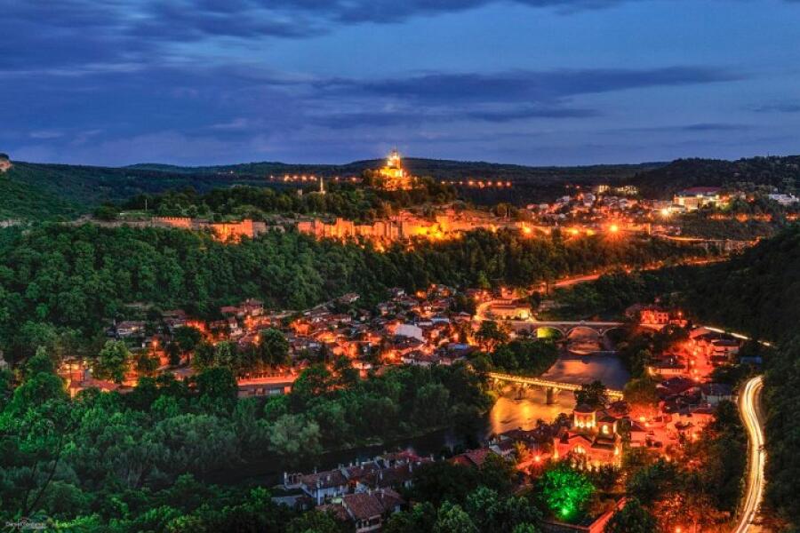 Великотърновският фотоклуб с дарение за инициативата на коледния благотворителен бал