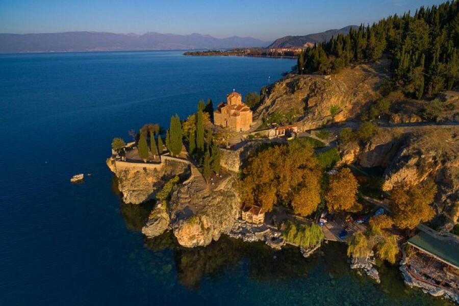 Великотърновският фотоклуб с дарение за инициативата на коледния благотворителен бал