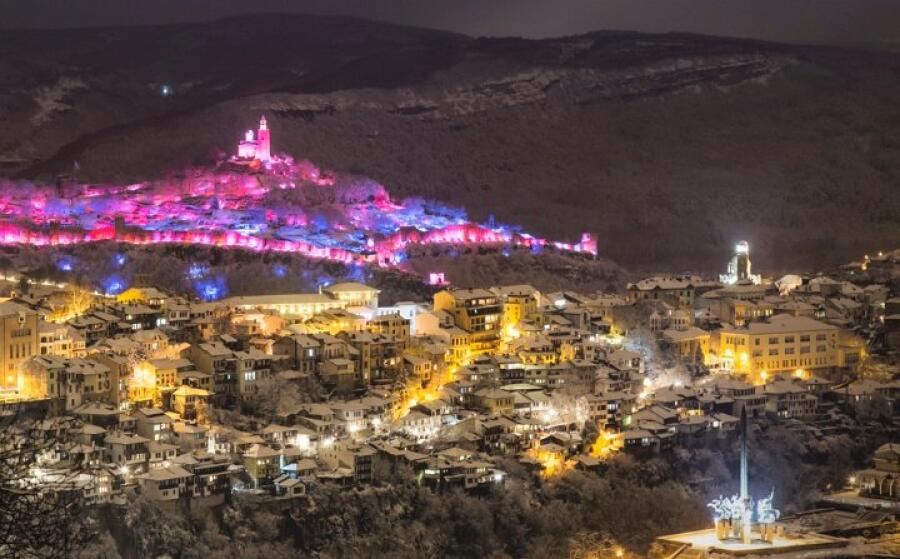 Великотърновският фотоклуб с дарение за инициативата на коледния благотворителен бал