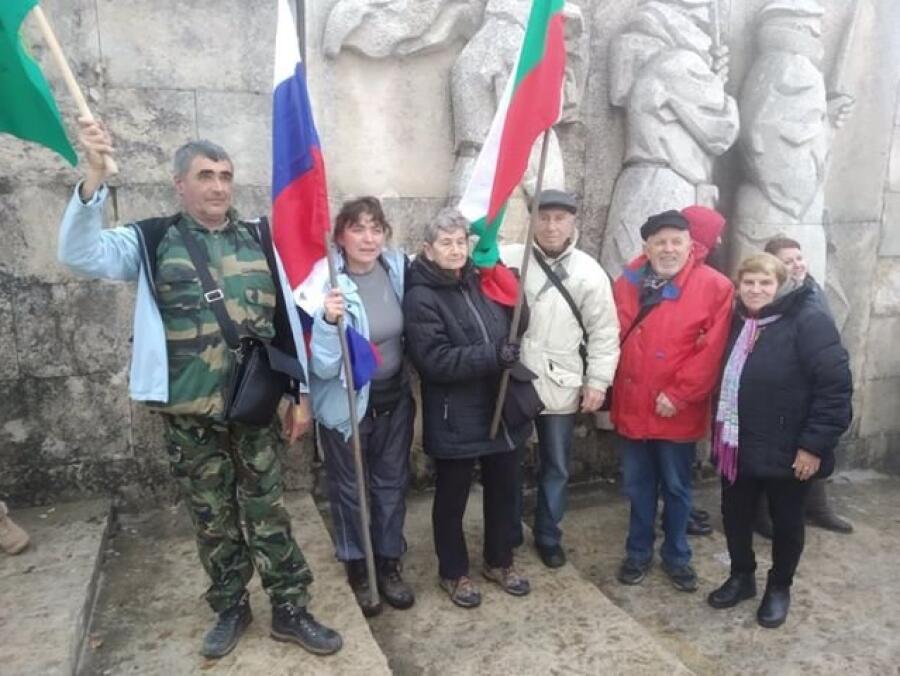Туристите ветерани отбелязаха Трети март с поход