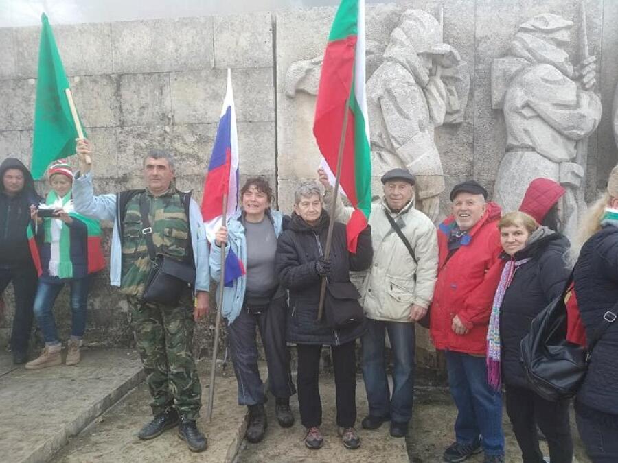 Туристите ветерани отбелязаха Трети март с поход
