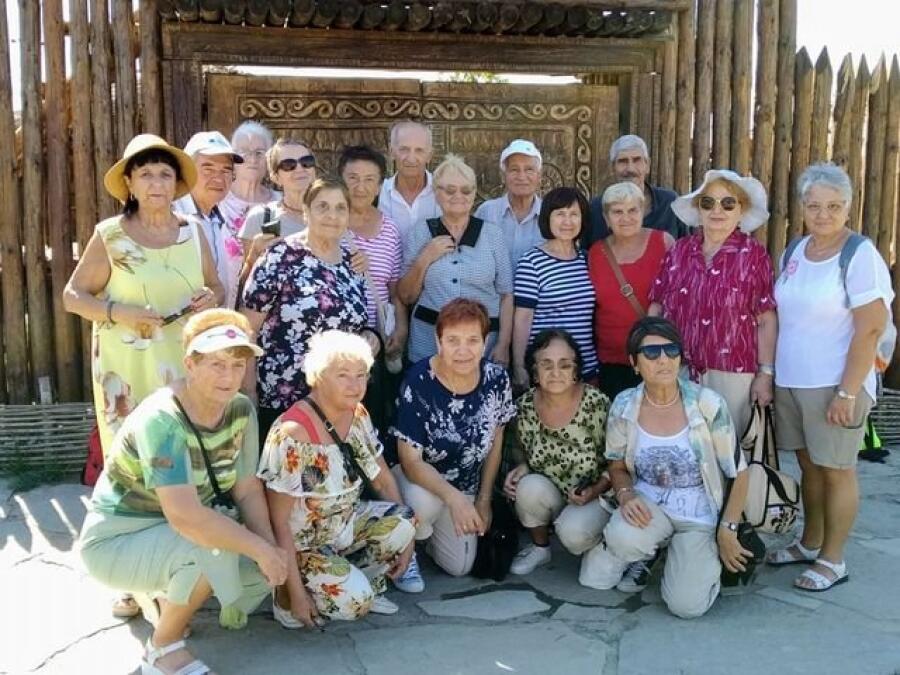 Клубът на туристите ветерани на поход за деня на туризма до Чумерна